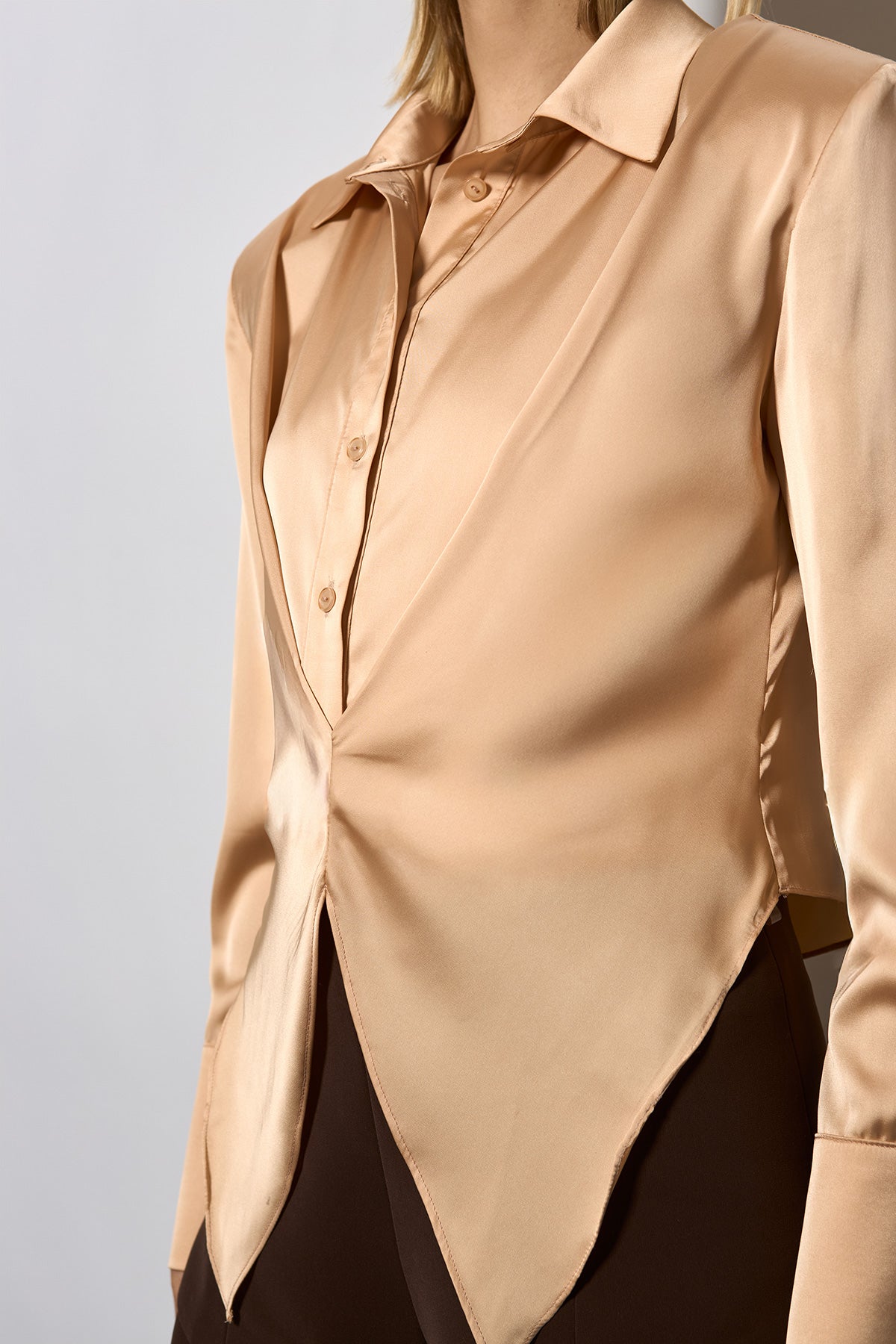 ASİMETRİK KESİM PİLE DETAYLI İPEK SATEN GÖMLEK