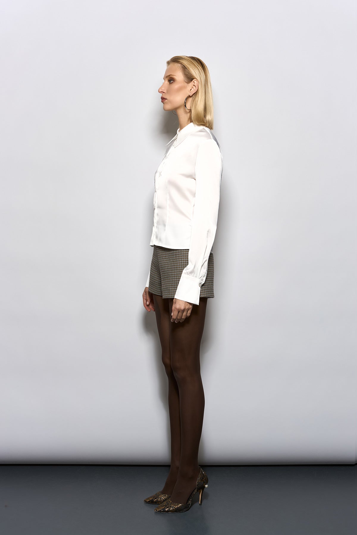 BELE OTURAN GENİŞ MANŞET DETAYLI İPEK SATEN GÖMLEK