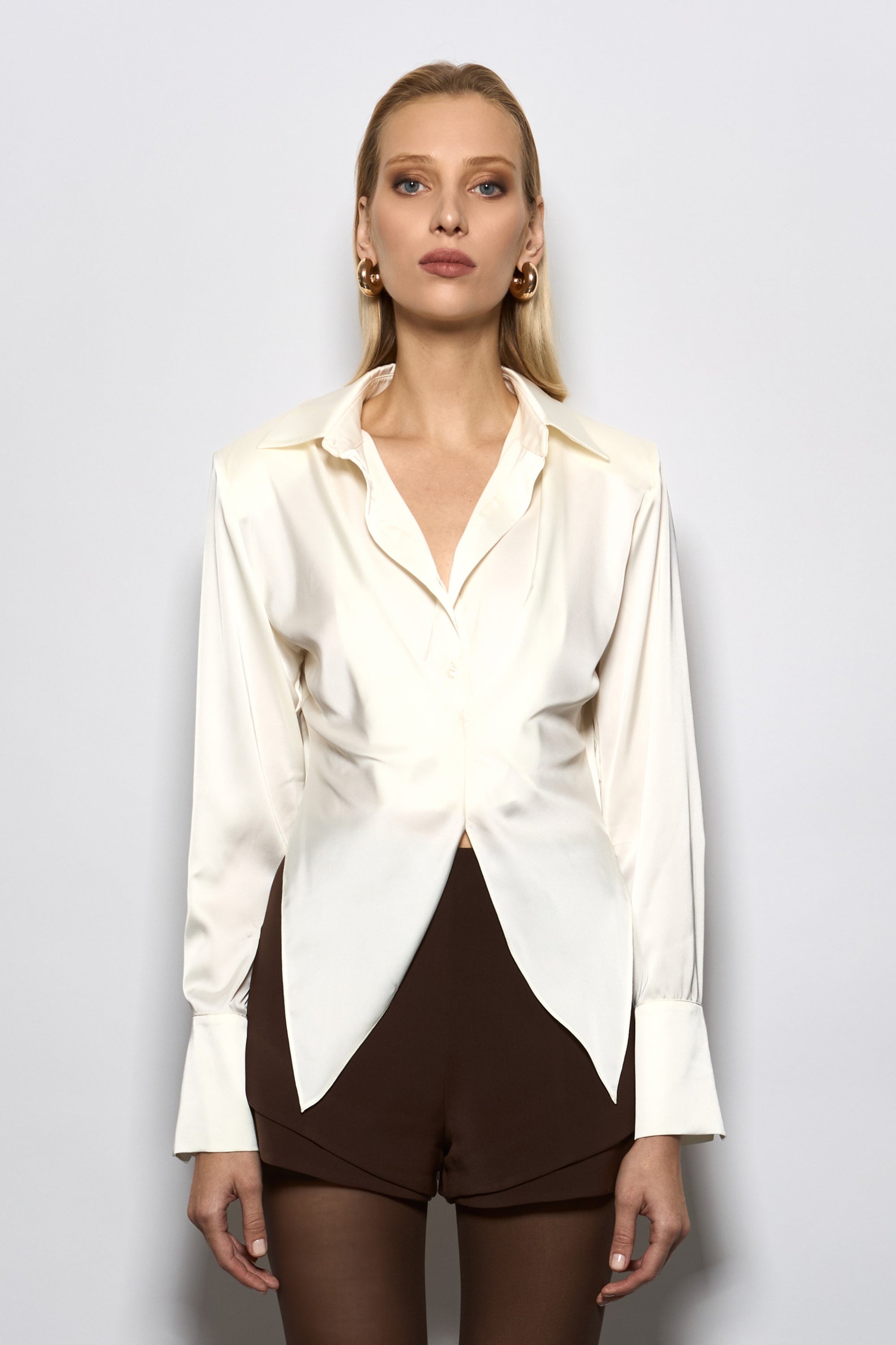 ASİMETRİK KESİM PİLE DETAYLI EKRU İPEK SATEN GÖMLEK