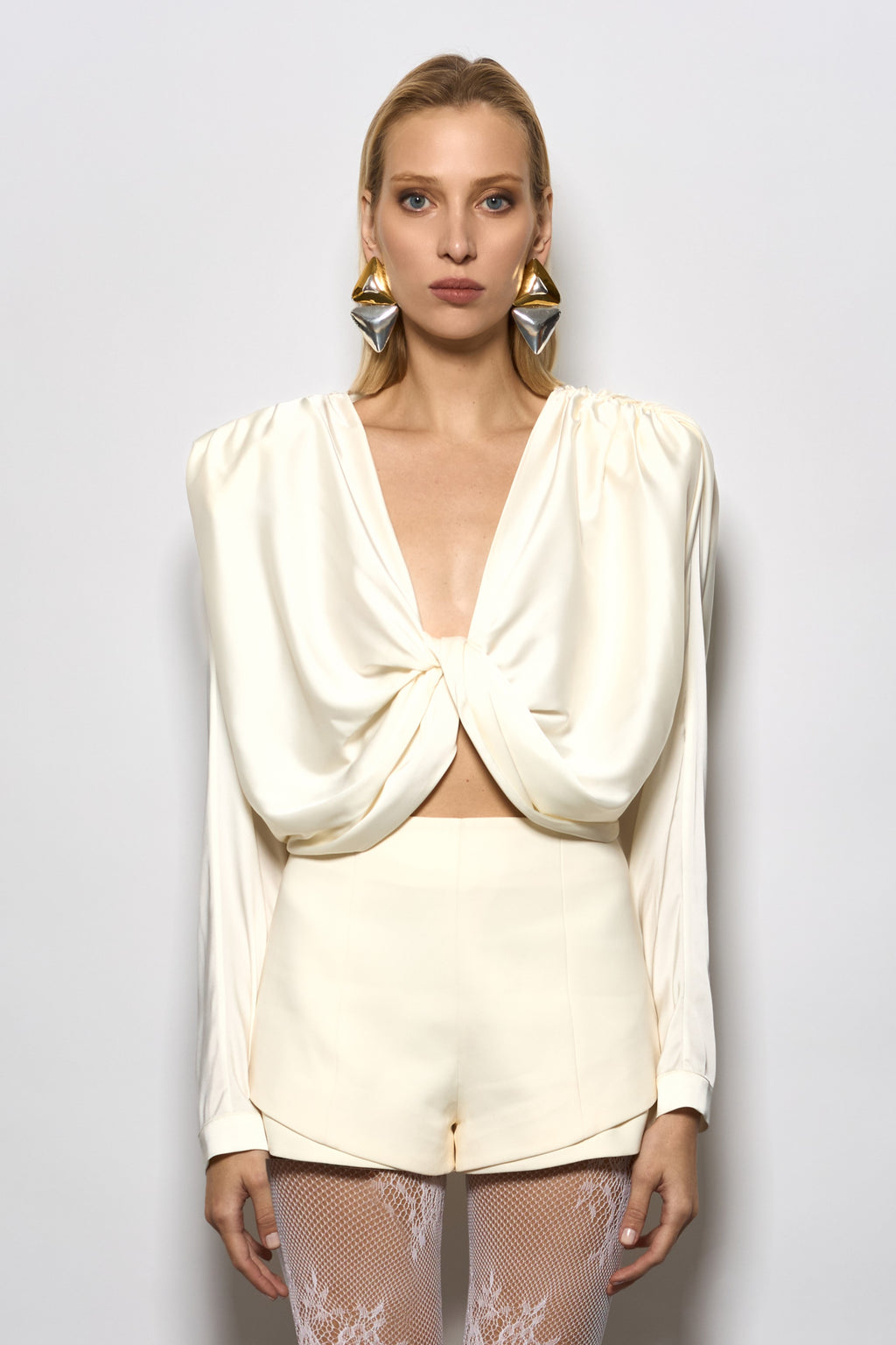 ÖNÜ DÜĞÜM DETAYLI GENİŞ VATKALI İPEK SATEN BLUZ