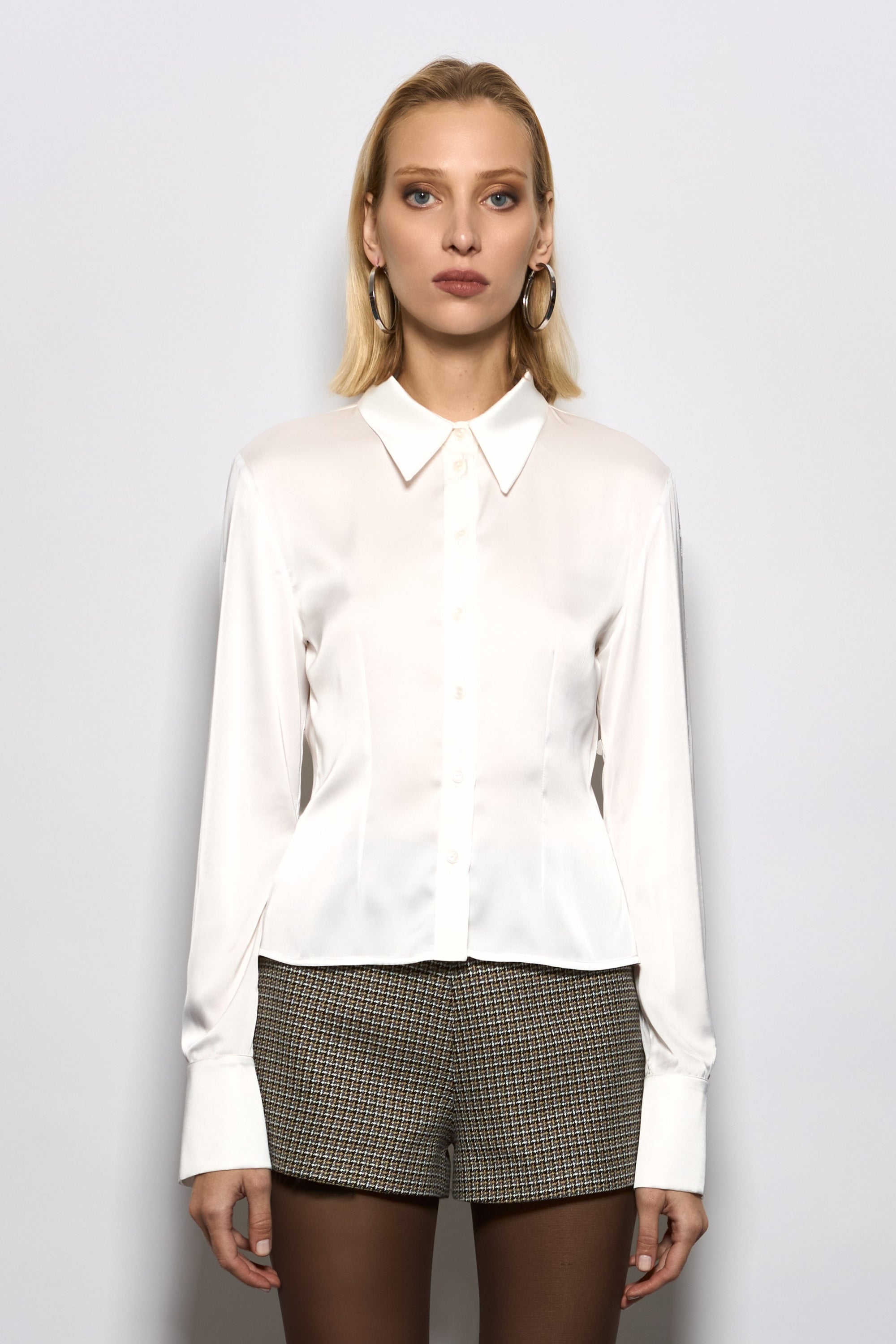 BELE OTURAN GENİŞ MANŞET DETAYLI İPEK SATEN GÖMLEK