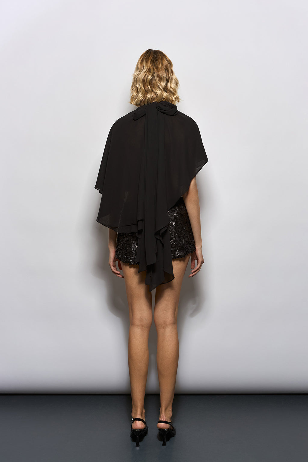 BOYUNDAN BAĞLAMALI SİYAH PELERİN BLUZ