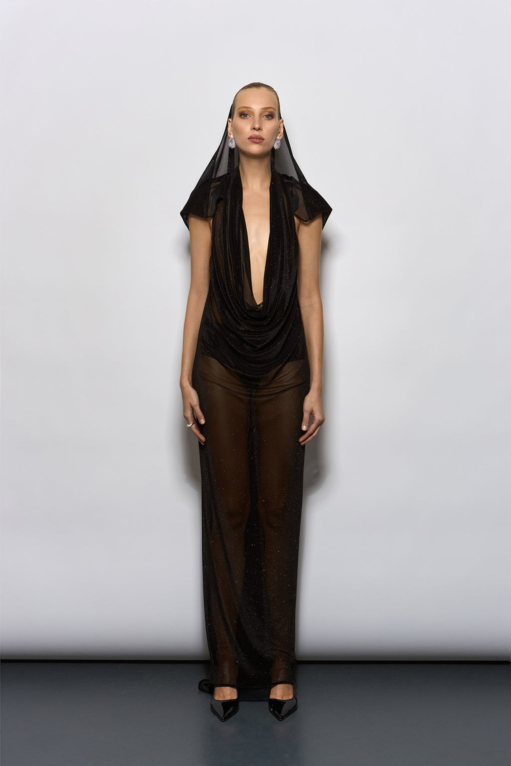 GENİŞ KAPŞONLU DRAPAJ DETAYLI SİMLİ MAXİ TÜL ELBİSE