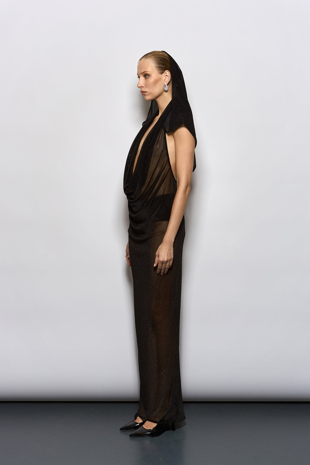 GENİŞ KAPŞONLU DRAPAJ DETAYLI SİMLİ MAXİ TÜL ELBİSE