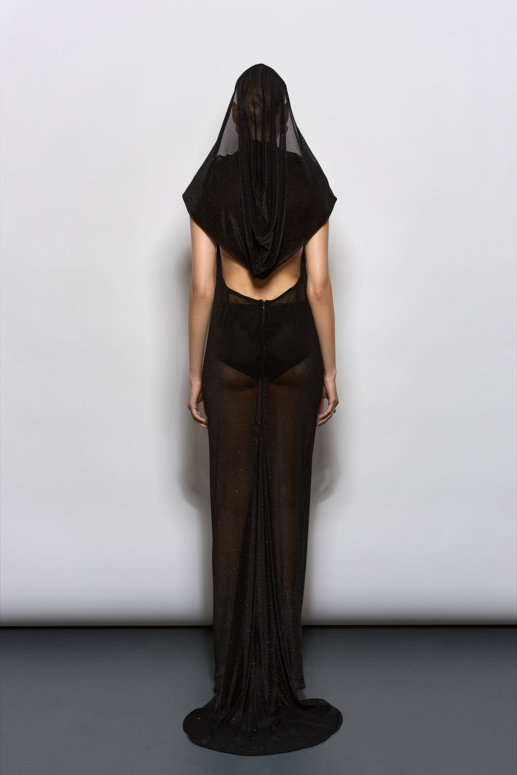 GENİŞ KAPŞONLU DRAPAJ DETAYLI SİMLİ MAXİ TÜL ELBİSE