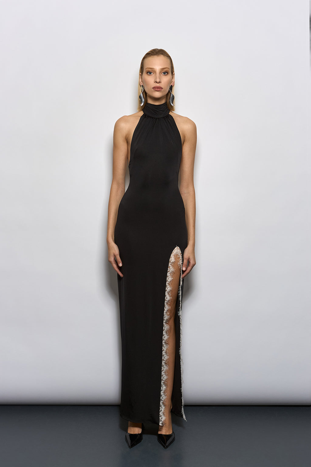 HALTER YAKA DANTEL VE YIRTMAÇ DETAYLI SİYAH MAXİ ELBİSE