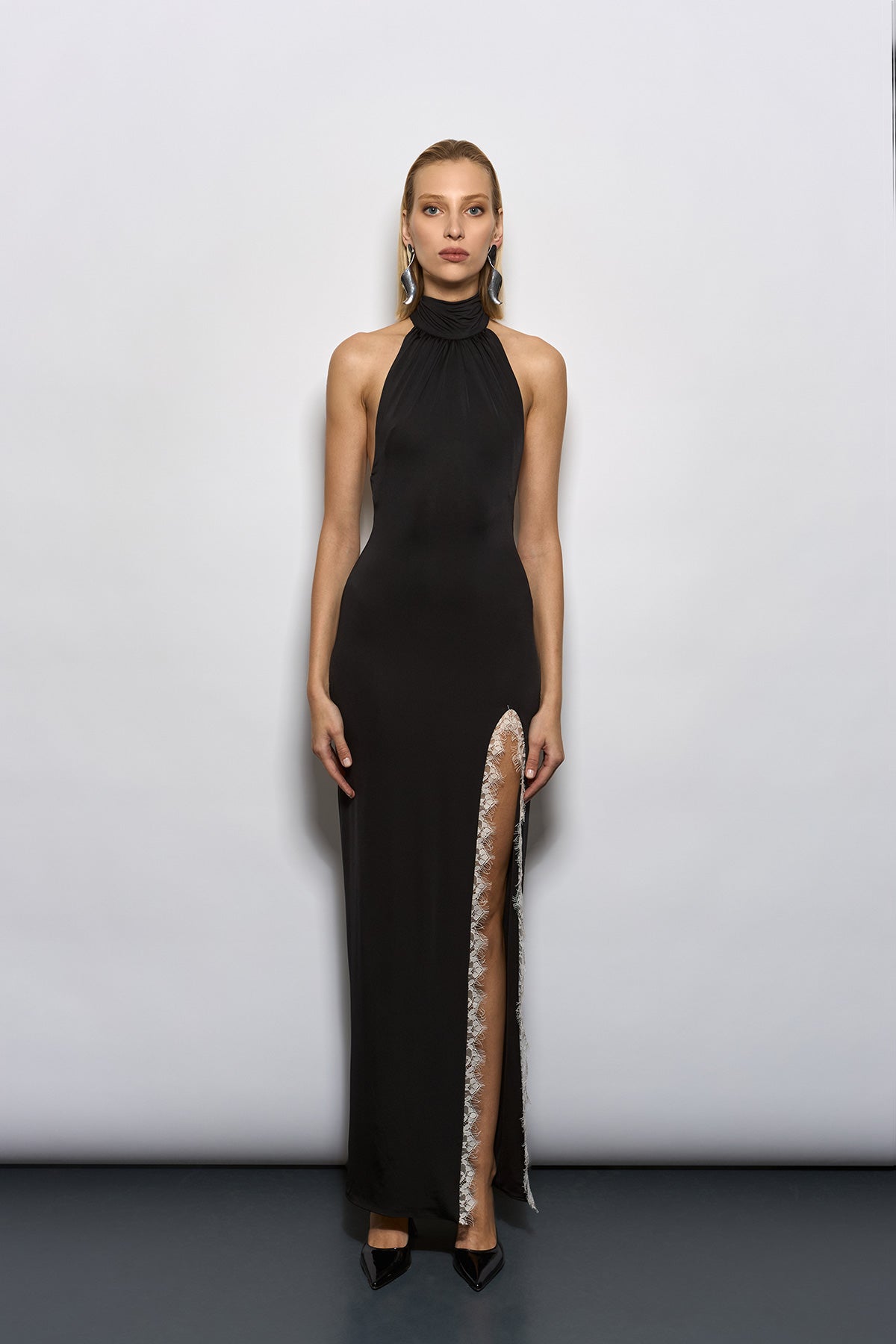 HALTER YAKA DANTEL VE YIRTMAÇ DETAYLI SİYAH MAXİ ELBİSE