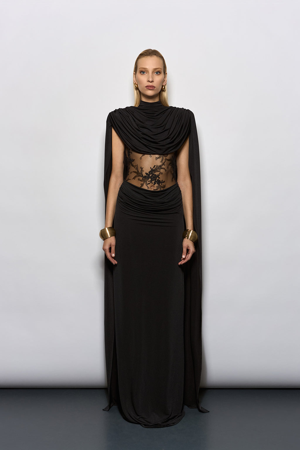 KENDİNDEN PELERİNLİ, İTHAL DANTEL DETAYLI SİYAH MAXİ ELBİSE