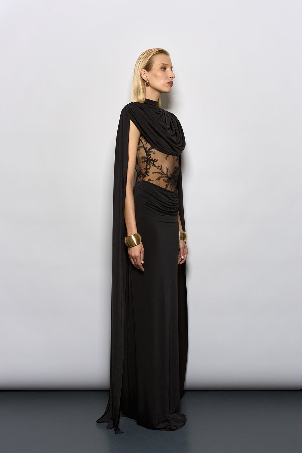 KENDİNDEN PELERİNLİ, İTHAL DANTEL DETAYLI SİYAH MAXİ ELBİSE