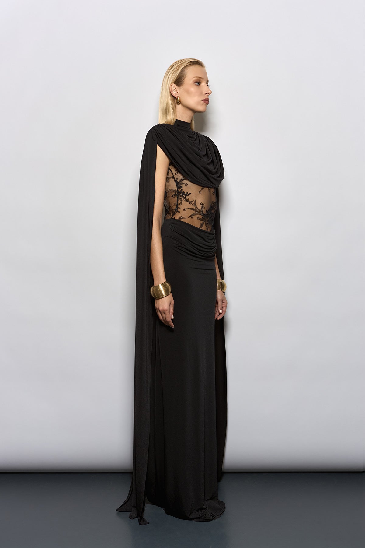 KENDİNDEN PELERİNLİ, İTHAL DANTEL DETAYLI SİYAH MAXİ ELBİSE