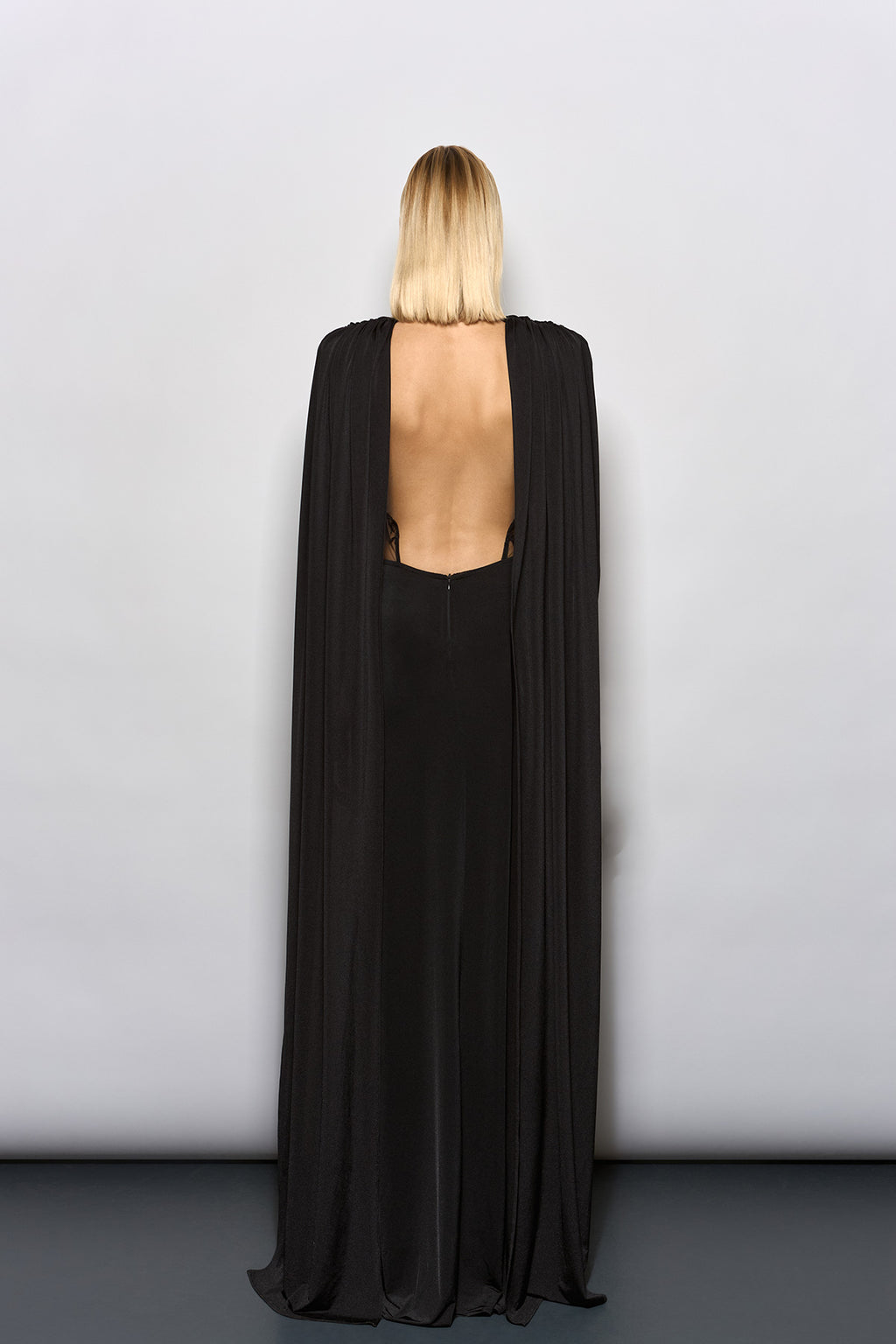 KENDİNDEN PELERİNLİ, İTHAL DANTEL DETAYLI SİYAH MAXİ ELBİSE