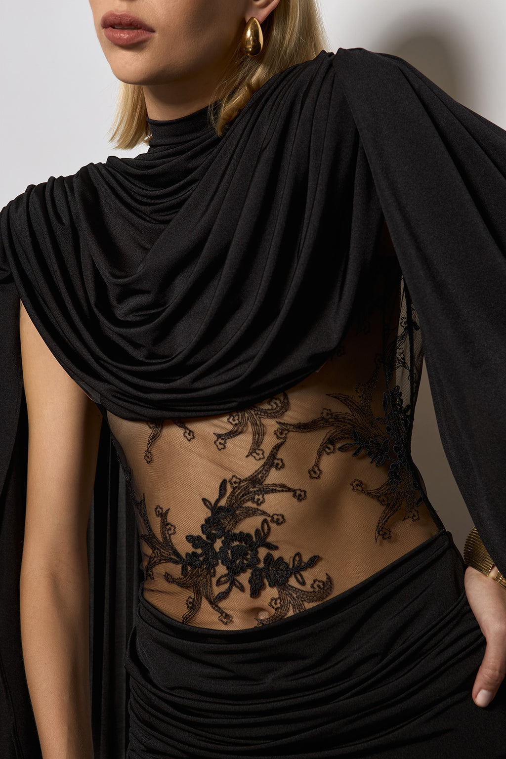 KENDİNDEN PELERİNLİ, İTHAL DANTEL DETAYLI SİYAH MAXİ ELBİSE