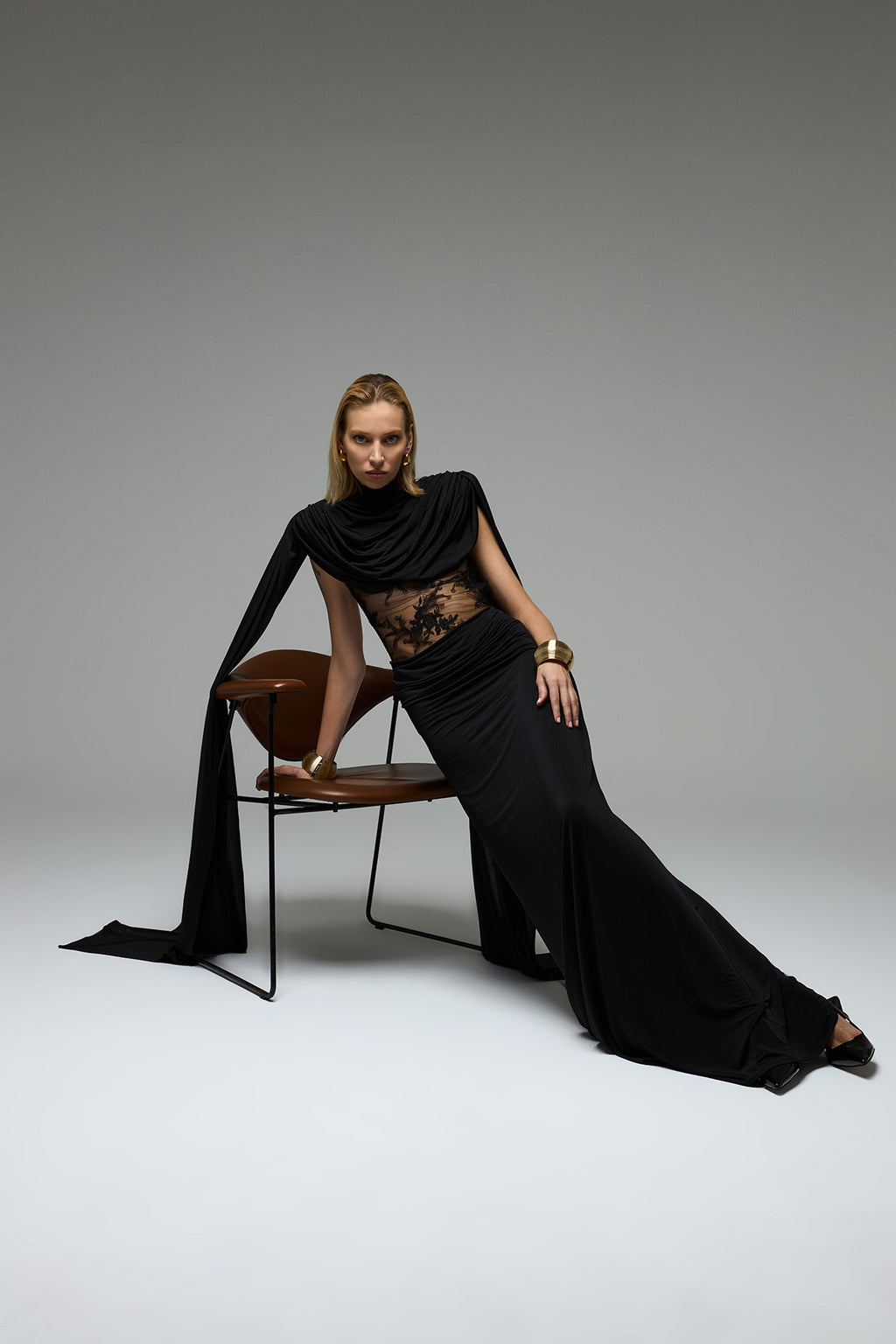 KENDİNDEN PELERİNLİ, İTHAL DANTEL DETAYLI SİYAH MAXİ ELBİSE