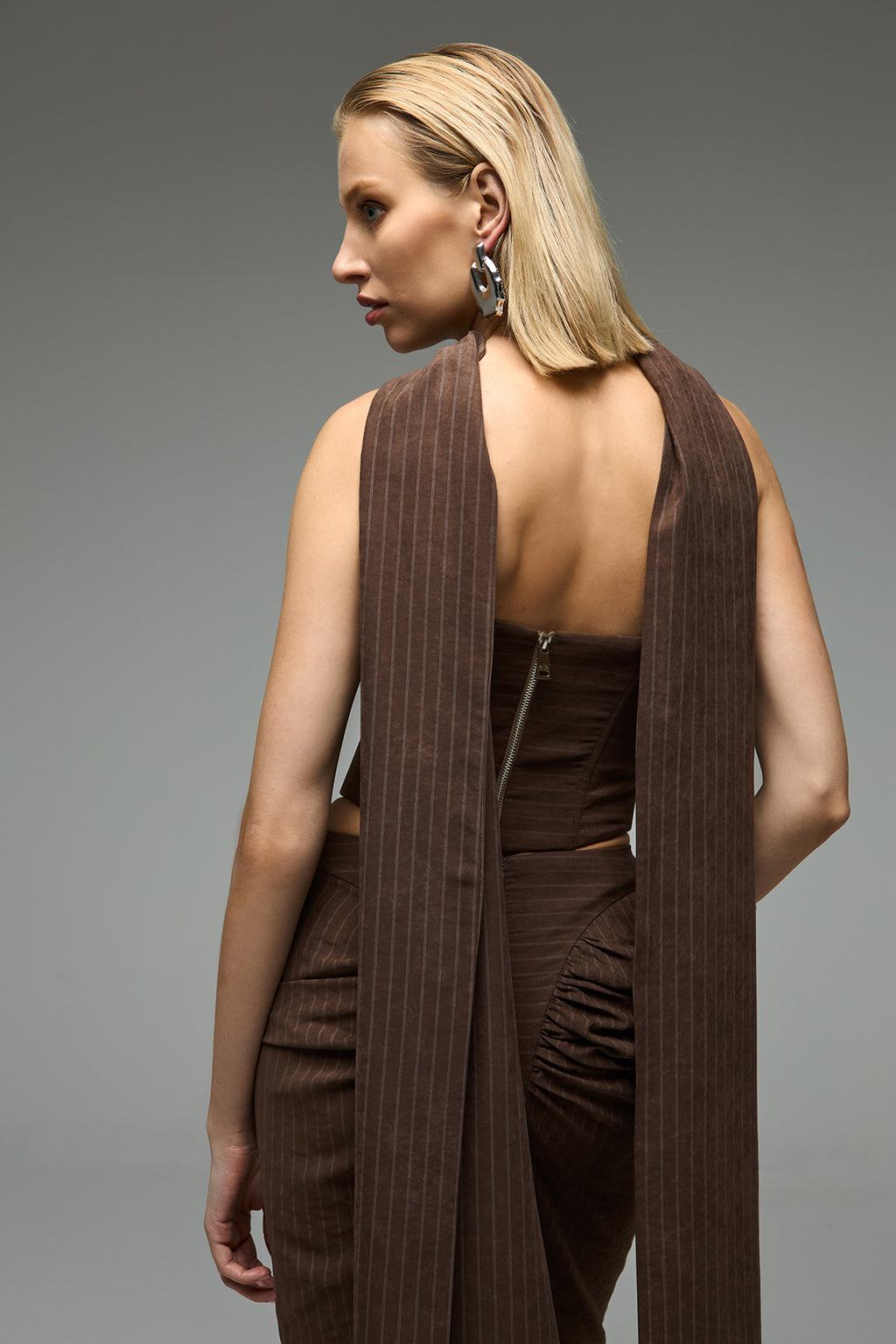 ÖN ARKA BÜZGÜ DETAYLI KAHVERENGİ ÇİZGİLİ MAXİ ETEK