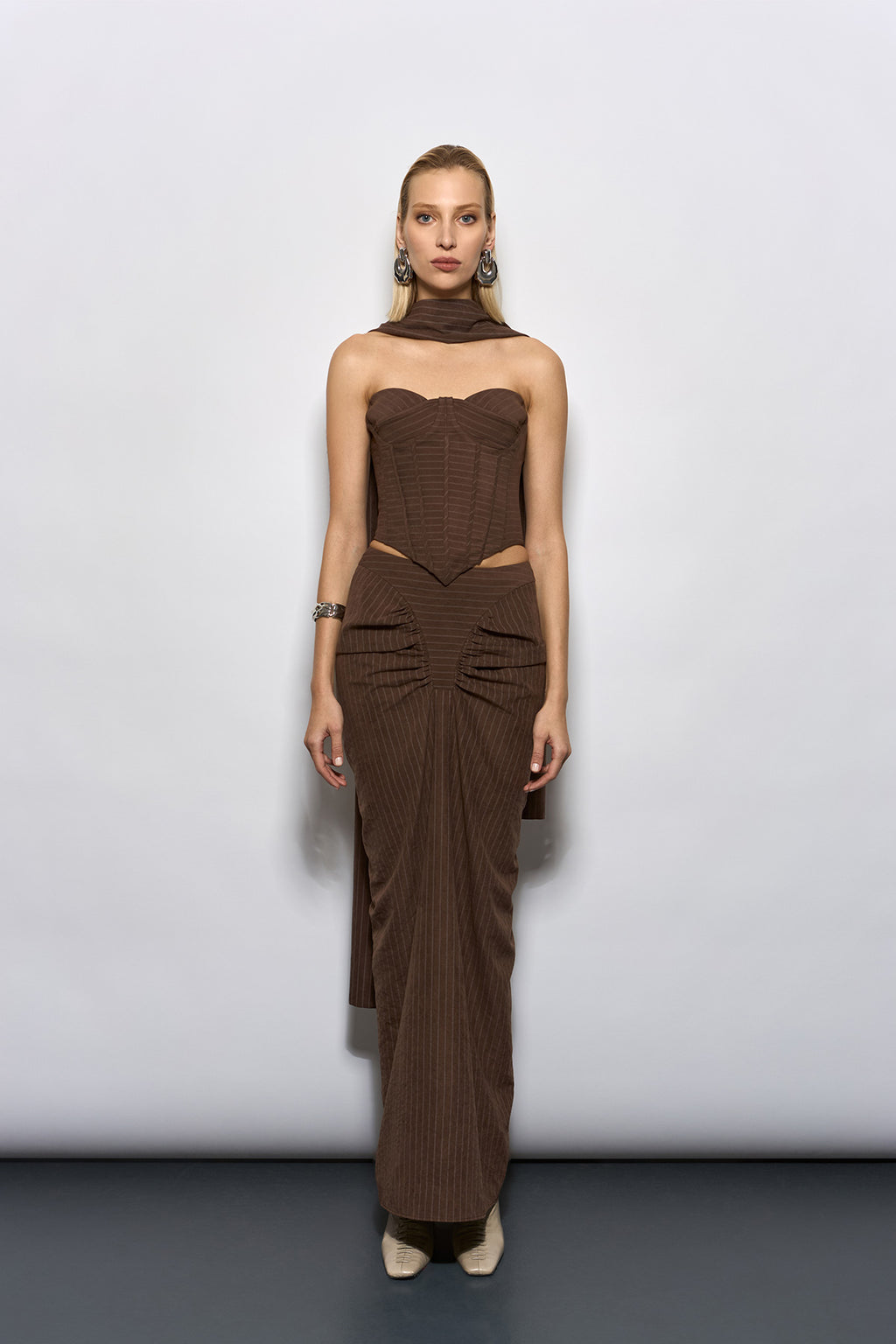 ÖN ARKA BÜZGÜ DETAYLI KAHVERENGİ ÇİZGİLİ MAXİ ETEK