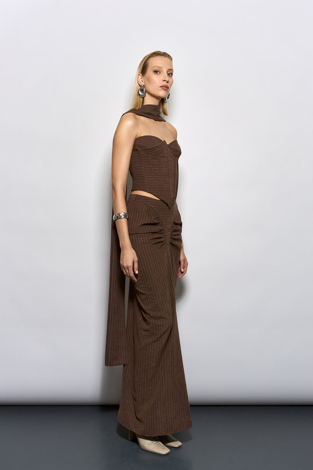 ÖN ARKA BÜZGÜ DETAYLI KAHVERENGİ ÇİZGİLİ MAXİ ETEK