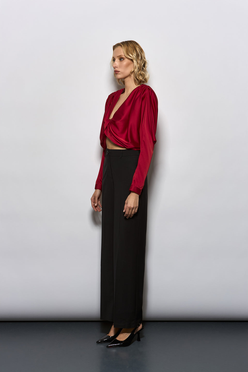 ÖNÜ DÜĞÜM DETAYLI GENİŞ VATKALI BORDO İPEK SATEN BLUZ