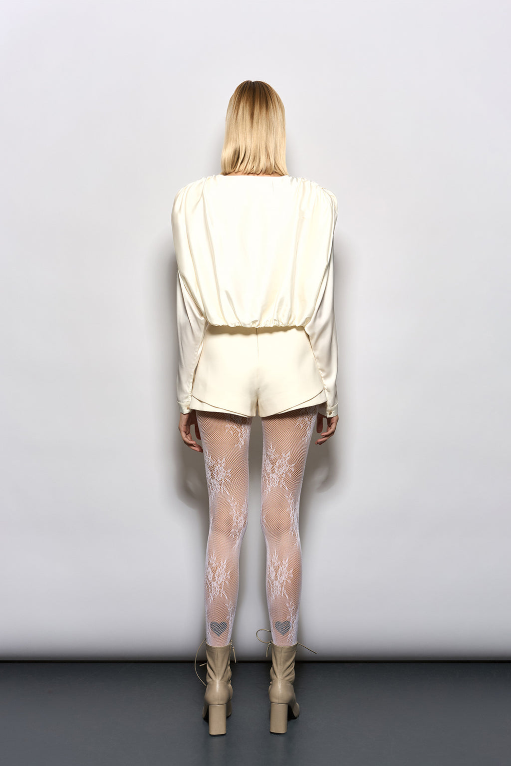 ÖNÜ DÜĞÜM DETAYLI GENİŞ VATKALI İPEK SATEN BLUZ