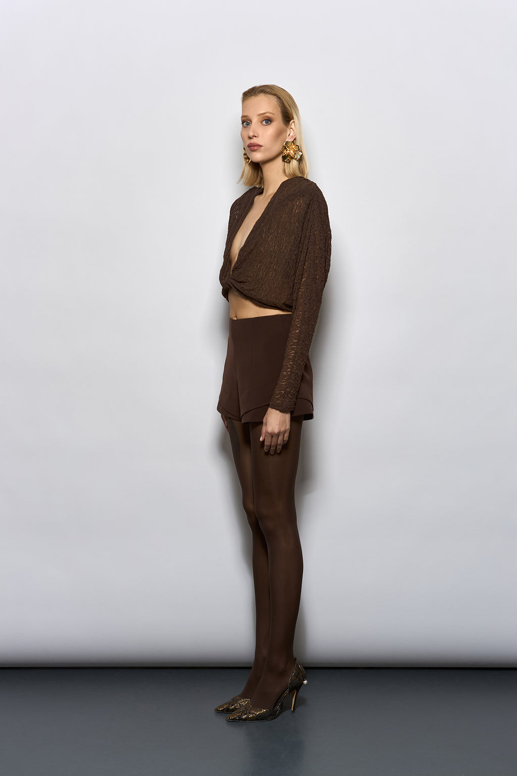 ÖNÜ DÜĞÜM DETAYLI KAHVERENGİ DANTEL BLUZ