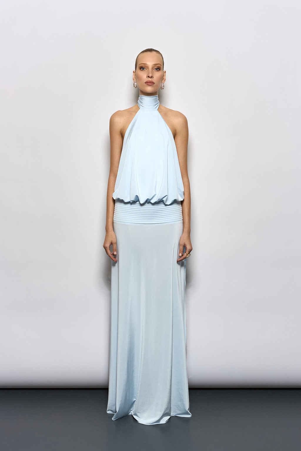 PİLELİ BEL DETAYLI VE DRAPE SIRT DEKOLTELİ BEBEK MAVİSİ MAKSİ ELBİSE
