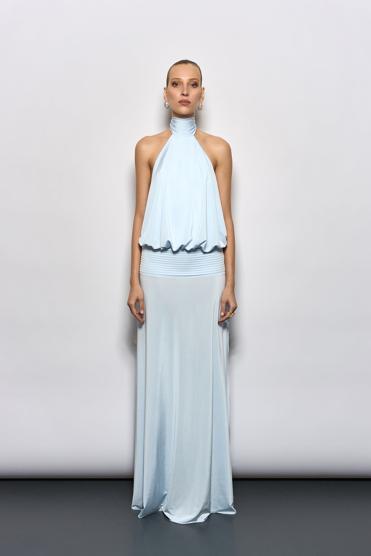 PİLELİ BEL DETAYLI VE DRAPE SIRT DEKOLTELİ BEBEK MAVİSİ MAKSİ ELBİSE