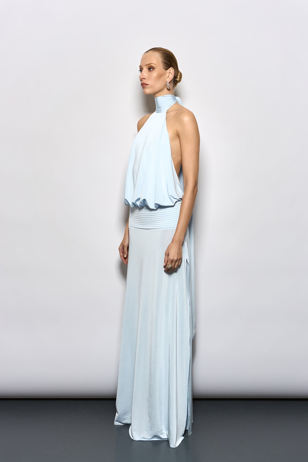 PİLELİ BEL DETAYLI VE DRAPE SIRT DEKOLTELİ BEBEK MAVİSİ MAKSİ ELBİSE