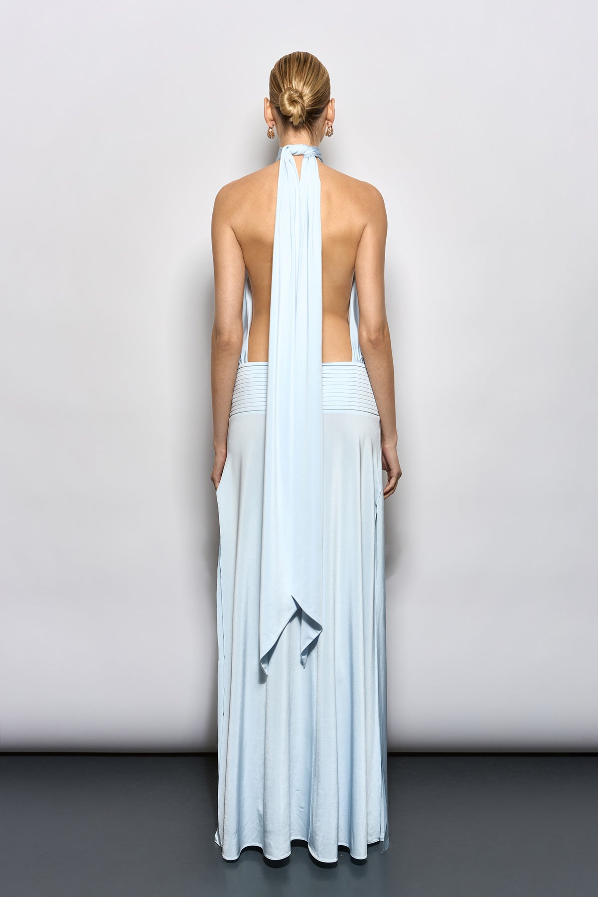 PİLELİ BEL DETAYLI VE DRAPE SIRT DEKOLTELİ BEBEK MAVİSİ MAKSİ ELBİSE