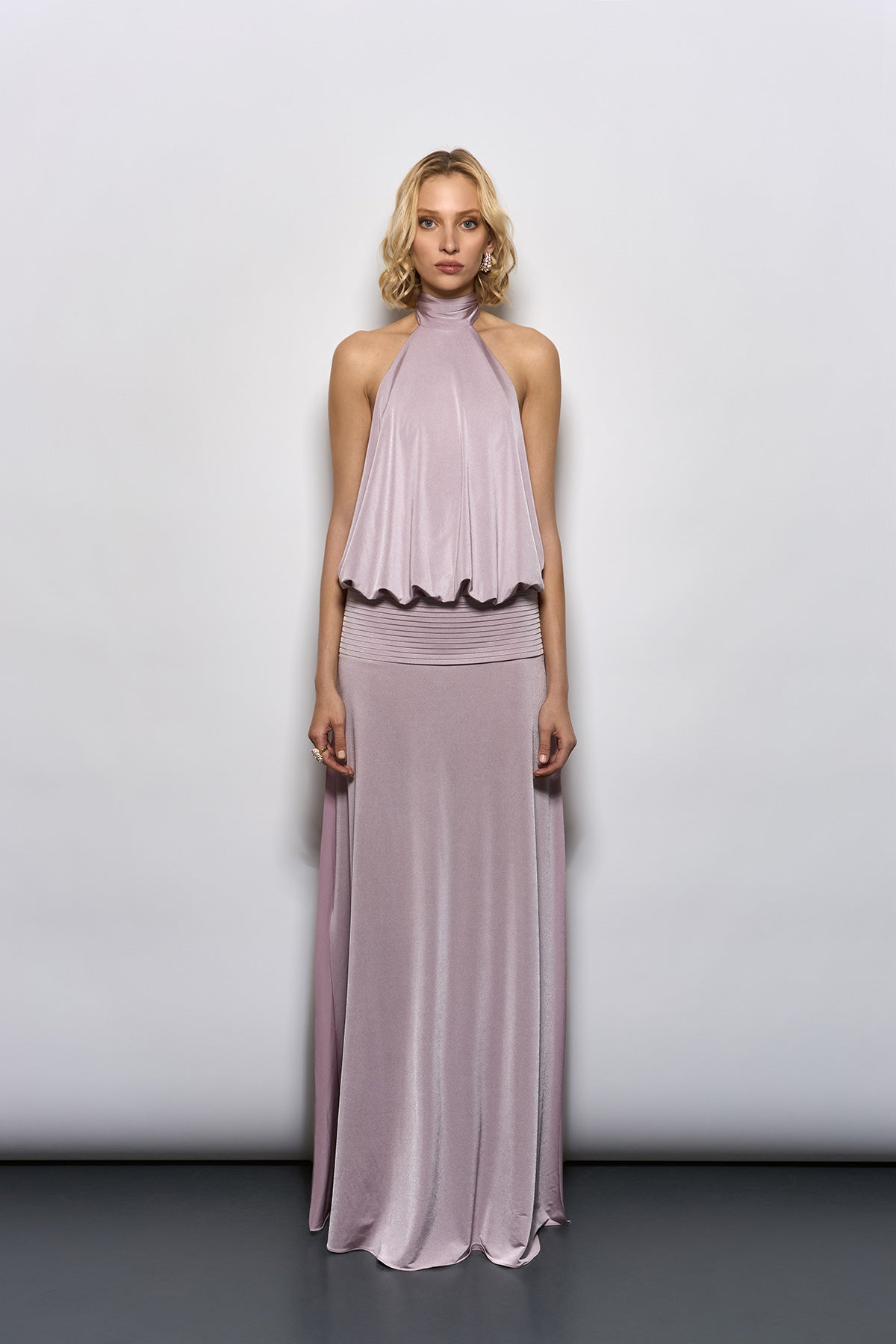 PİLELİ BEL DETAYLI VE DRAPE SIRT DEKOLTELİ PUDRA MOR MAKSİ ELBİSE