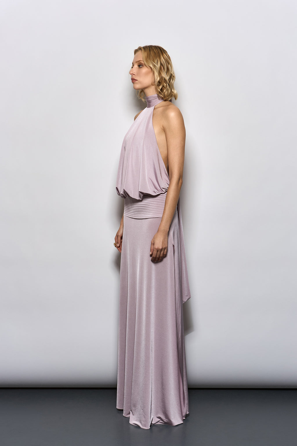 PİLELİ BEL DETAYLI VE DRAPE SIRT DEKOLTELİ PUDRA MOR MAKSİ ELBİSE