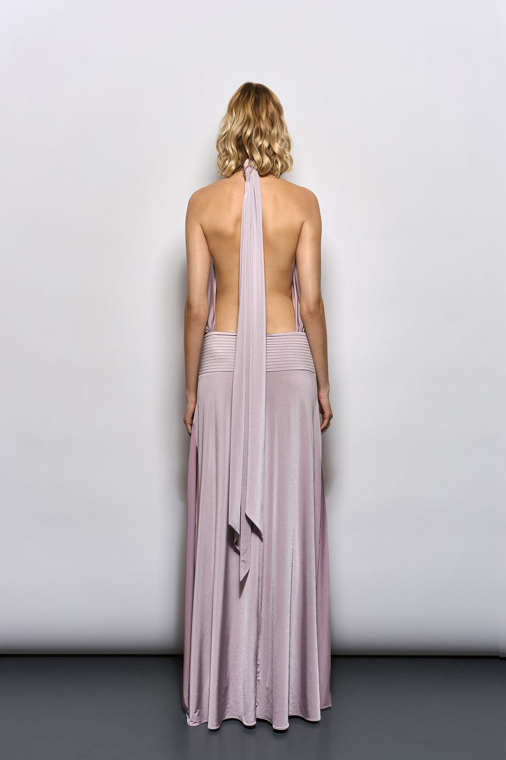 PİLELİ BEL DETAYLI VE DRAPE SIRT DEKOLTELİ PUDRA MOR MAKSİ ELBİSE