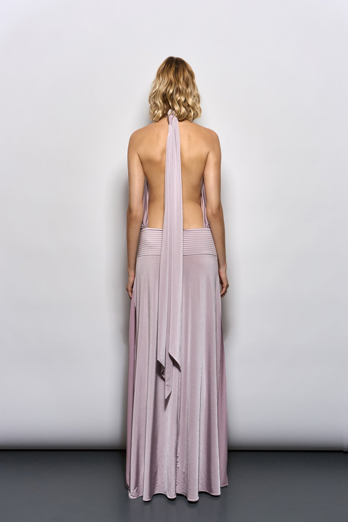 PİLELİ BEL DETAYLI VE DRAPE SIRT DEKOLTELİ PUDRA MOR MAKSİ ELBİSE