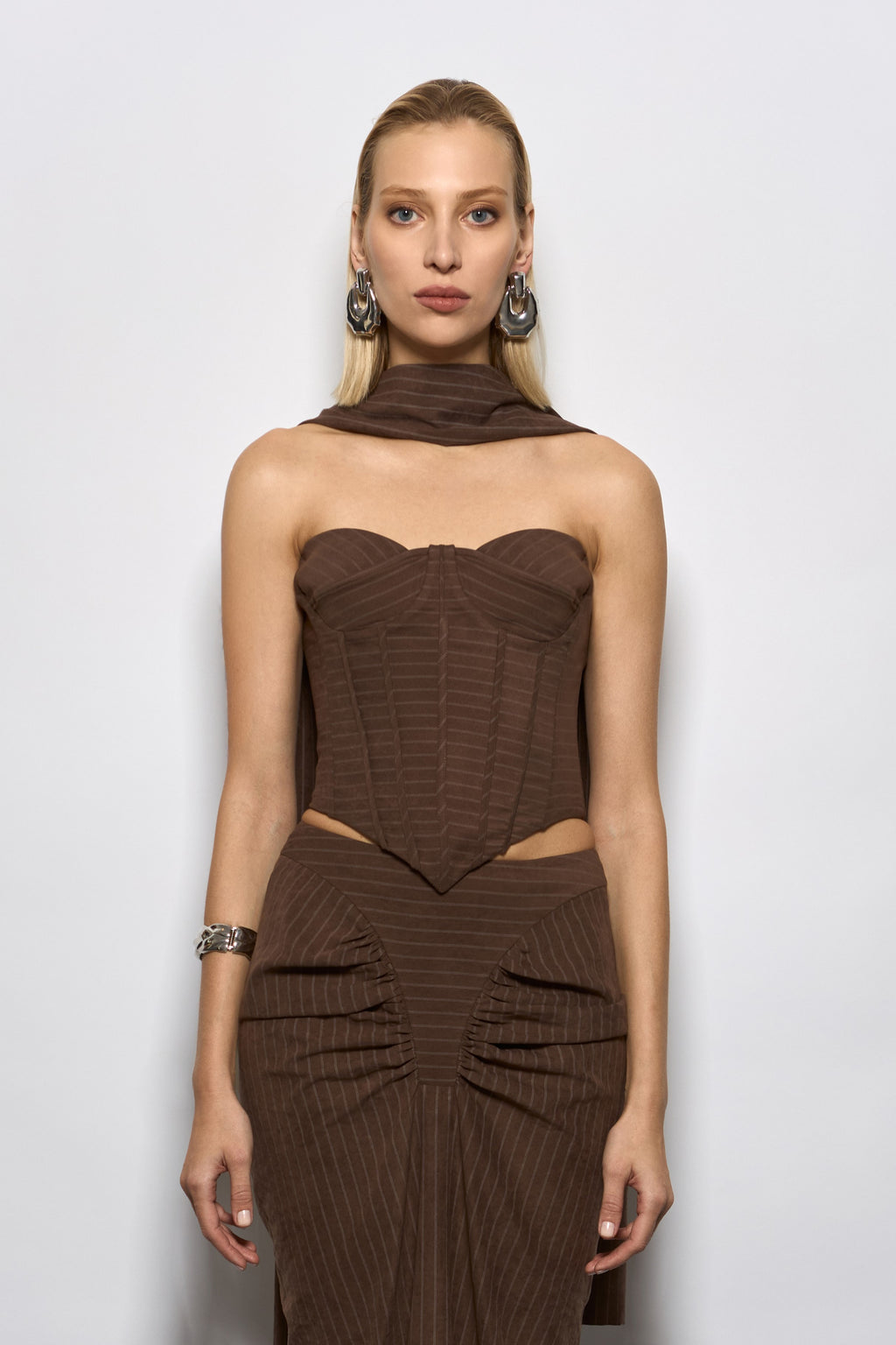 ÇİZGİLİ STRAPLEZ KORSE, ASİMETRİK UÇLU TASARIM BLUZ