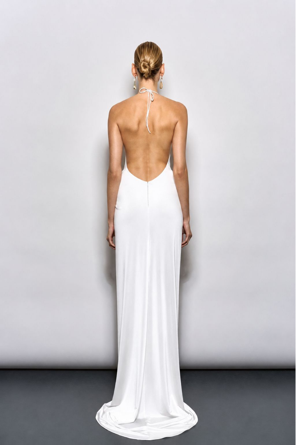 METAL TOKA DETAYLI VE HALTER YAKA BEYAZ MAKSİ ELBİSE