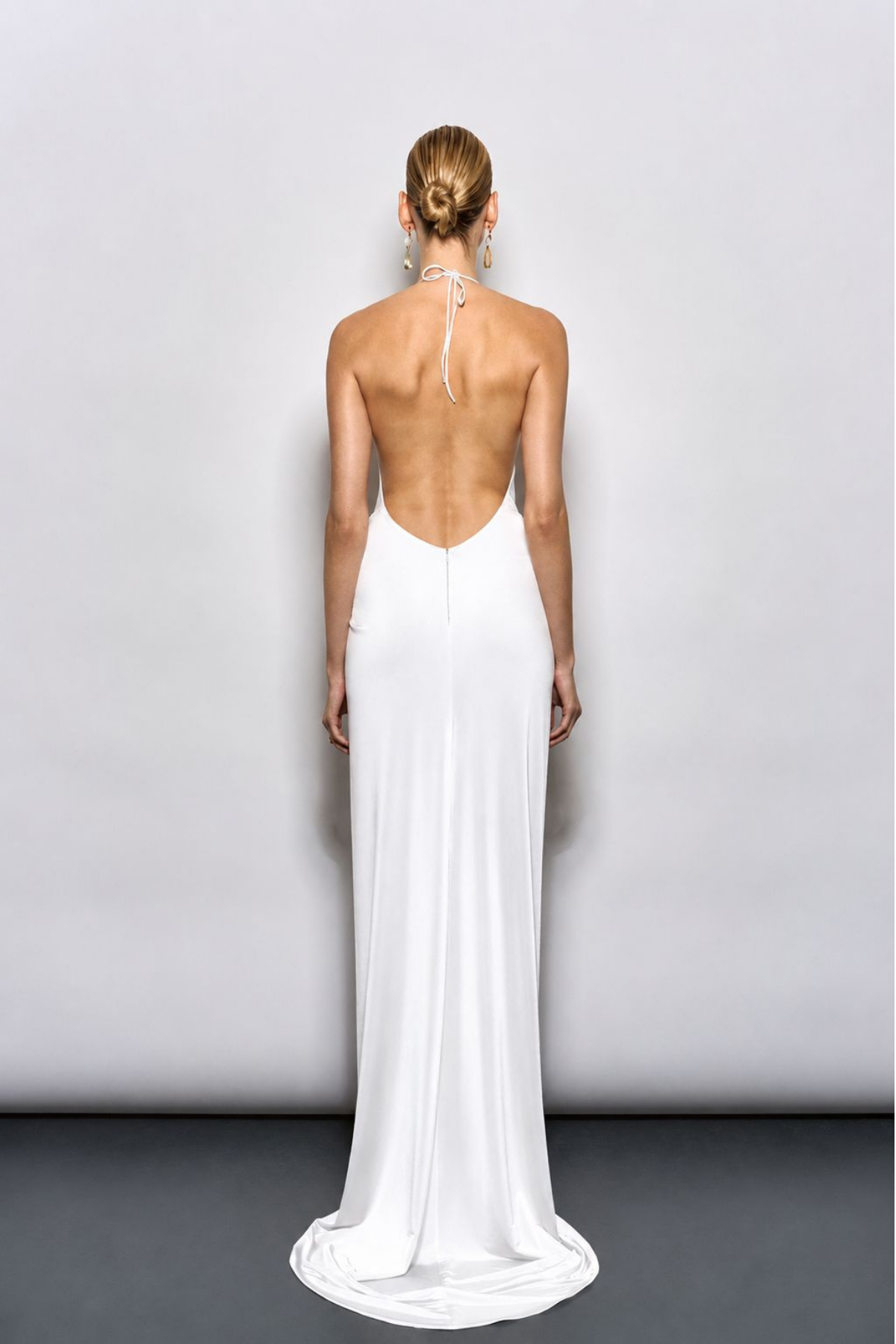 METAL TOKA DETAYLI VE HALTER YAKA BEYAZ MAKSİ ELBİSE