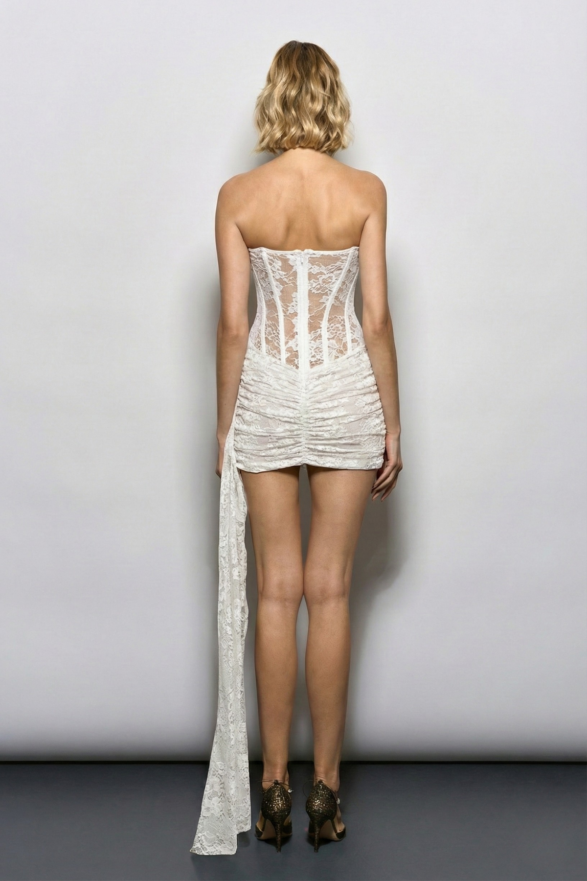 BEYAZ DANTEL KORSELİ DRAPE ETEK DETAYLI MİNİ ELBİSE